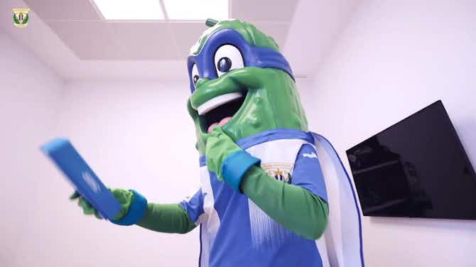 Vorschaubild für Leganés mascot SuperCucumber prepares for away cup tie
