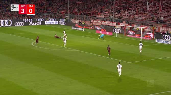 Imagen de vista previa para Muller recibe un regalo para completar la brutal victoria del Bayern frente al Leverkusen