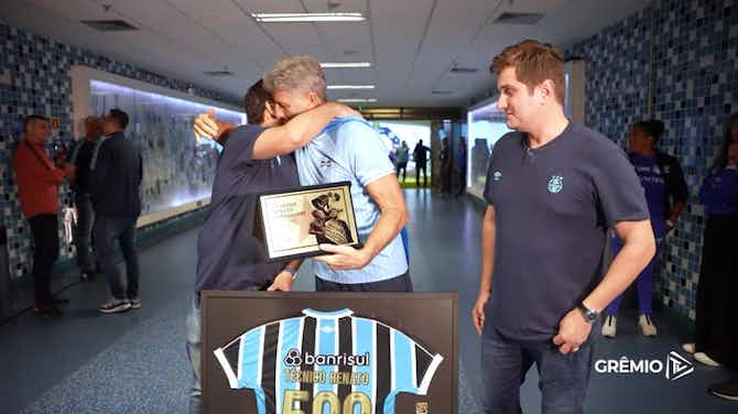 Image d'aperçu pour Renato Gaúcho recebe homenagem do Grêmio por 500 jogos como técnico