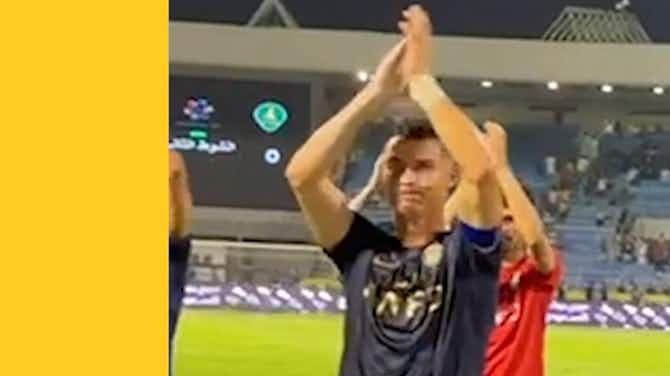 Imagem de visualização para I giocatori dell'Al-Nassr applaudono i tifosi dopo la vittoria in trasferta