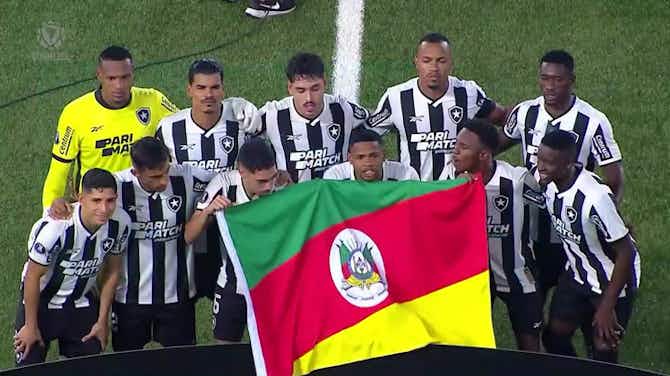 Vorschaubild für Antes de jogo, jogadores do Botafogo tiram posam com bandeira do Rio Grande do Sul; veja