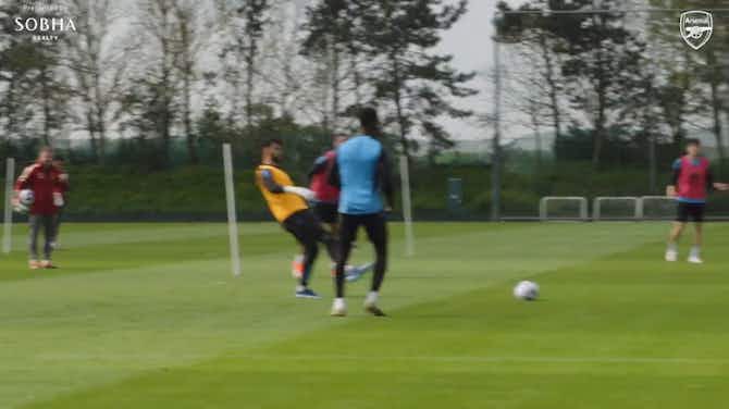 Image d'aperçu pour Gabriel Jesus acerta bela finalização em treino do Arsenal