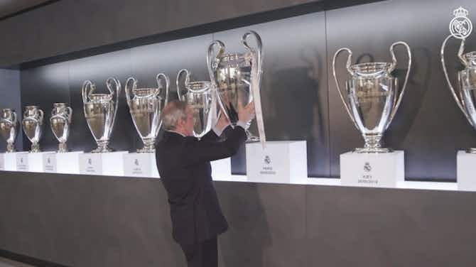 Imagen de vista previa para El momento en el que Florentino Pérez coloca la Decimocuarta en las vitrinas del Real Madrid
