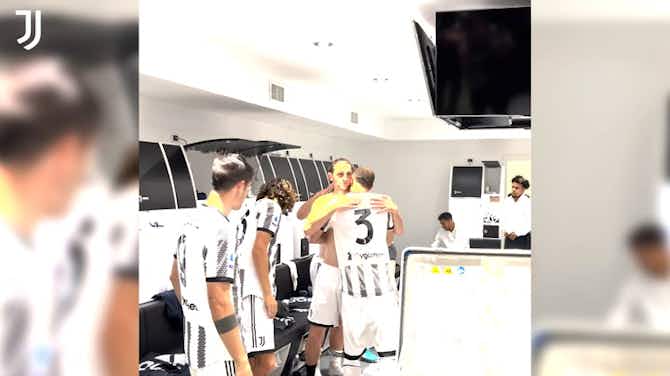 Vorschaubild für Juventus players show affection to Chiellini after final game