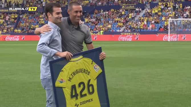 Imagen de vista previa para Bruno Soriano entrega camiseta conmemorativa a Manu Trigueros