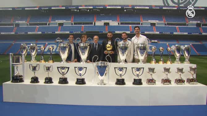 Imagen de vista previa para El posado de Benzema con sus 25 títulos con el Madrid