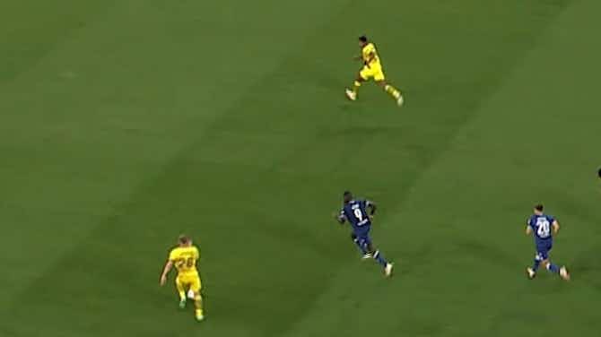 Imagen de vista previa para Goal of the season? Ryerson runs the whole field and score through GK's legs for Dortmund