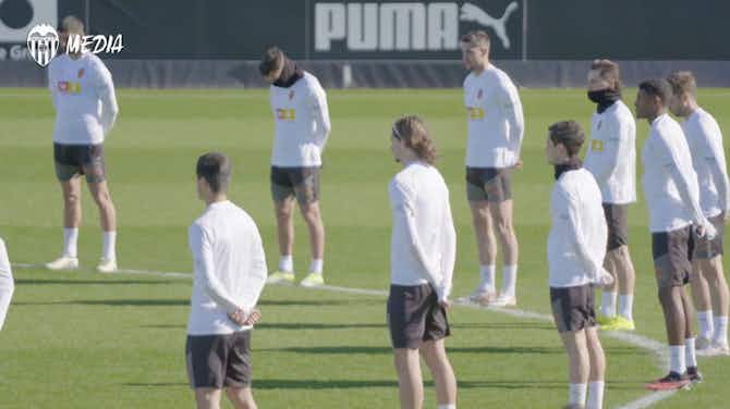 Vorschaubild für Valencia CF teams hold minute's silence for victims in tragic fire