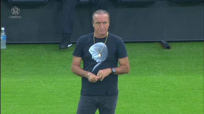 Pratinjau gambar untuk Cuca e treinador venezuelano vestem a mesma camisa em confronto na CONMEBOL Sudamericana