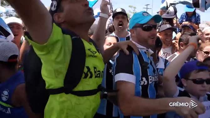 Imagen de vista previa para Recibimiento multitudinario de los hinchas de Grêmio a Luis Suárez