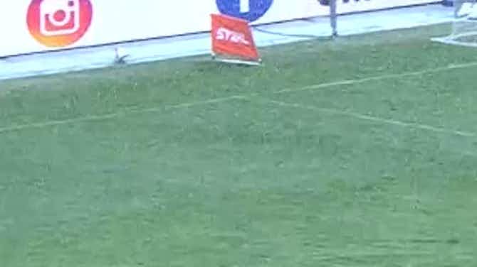 Anteprima immagine per Il centrocampista polacco segna un bel gol sul portiere