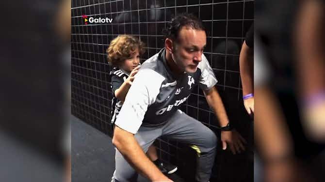 Image d'aperçu pour Fofura máxima! Gabriel Milito se diverte com filhos no Atlético-MG