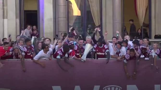 Vorschaubild für West Ham fans line streets to give players heroes’ welcome after Europa Conference League win