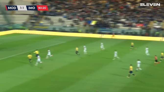 Imagen de vista previa para El portero del Modena marca desde su propio campo en el último minuto