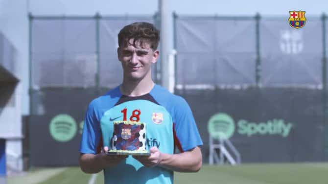 Vorschaubild für Gavi celebrates his 18th birthday in training