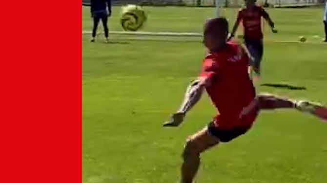 Imagen de vista previa para 'Chicharito' se luce con grandes goles en el entrenamiento de Chivas