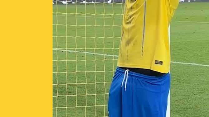 Imagen de vista previa para Mané celebra la victoria y lanza su camiseta a la afición