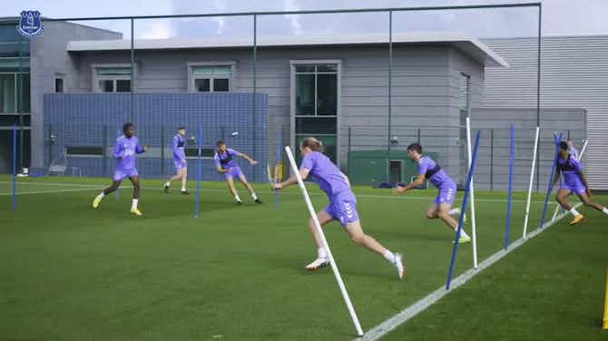 Imagen de vista previa para Los jugadores del Everton se entrenan durante el parón de selecciones