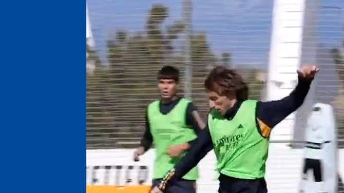 Preview image for Modric marcando en el entrenamiento tras haber anotado el gol de la victoria contra el Sevilla