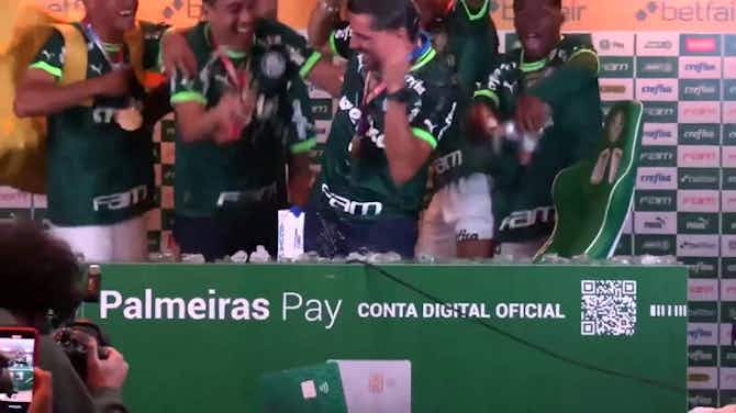 Anteprima immagine per Palmeiras campione e Abel Ferreira finisce fradicio