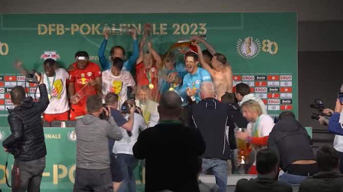 Imagen de vista previa para Ducha de cerveza para Rose tras ganar la Copa de Alemania