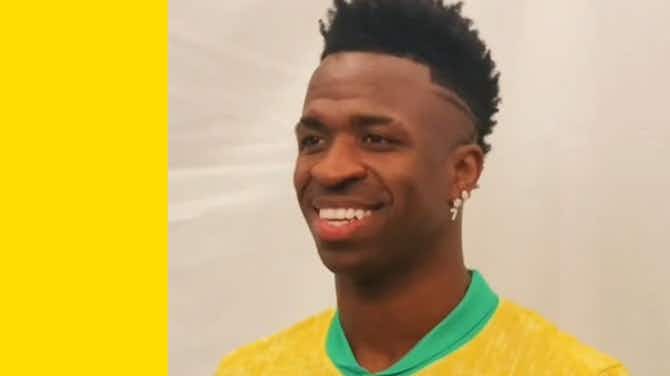 Anteprima immagine per Vinicius e i suoi compagni di squadra posano con la nuova divisa del Brasile