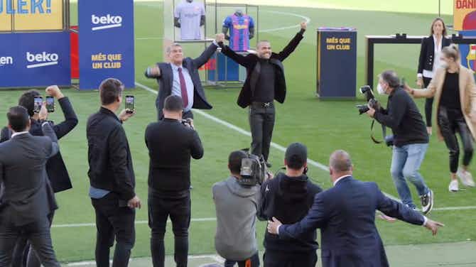Imagen de vista previa para  Dani Alves se descalza para entrar al césped del Camp Nou en su presentación