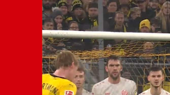 Imagen de vista previa para Julian Brandt marca un fantástico gol de libre directo para el Borussia Dortmund ante el Mainz