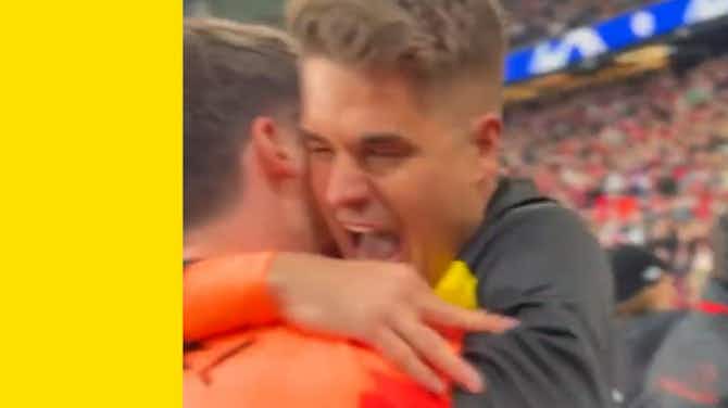 Preview image for Sancho scatenato durante i festeggiamenti nello spogliatoio del Dortmund per la qualificazione alla finale di Champions League