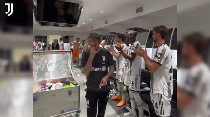 Imagem de visualização para Os últimos abraços de Dybala com os companheiros no vestiário da Juventus 