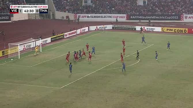 Preview image for Amazing free kick from Ngoc Hai Que smash the Thailand's crossbar