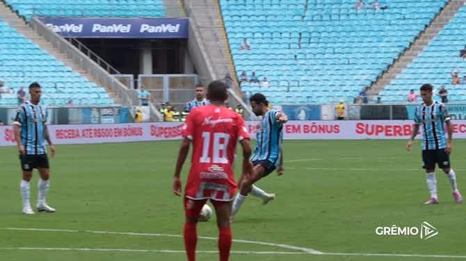 Imagem de visualização para Golaço! Diego Costa cobra falta e marca primeiro gol pelo Grêmio