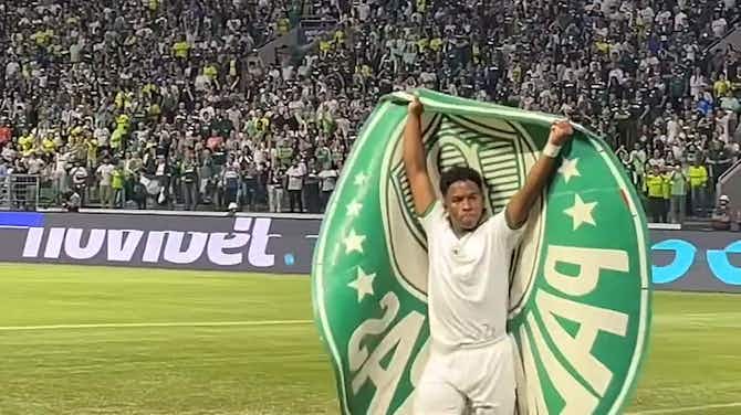 Vorschaubild für Endrick comemora com o escudo do Palmeiras nas costas
