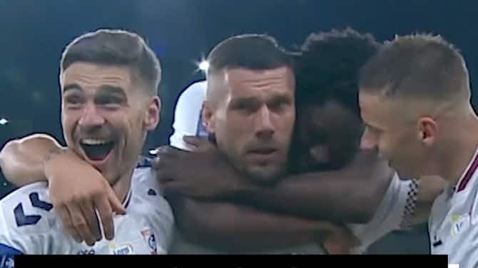Imagen de vista previa para ¡Lukas Podolski marca un gol increíble desde su propio campo!