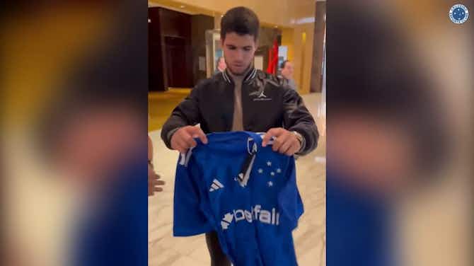 Preview image for Ronaldo hands Cruzeiro shirt to Alcaraz and Mouratoglou