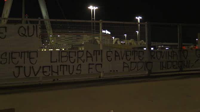 Imagen de vista previa para Los aficionados de la Juventus protestan por la sanción a su club