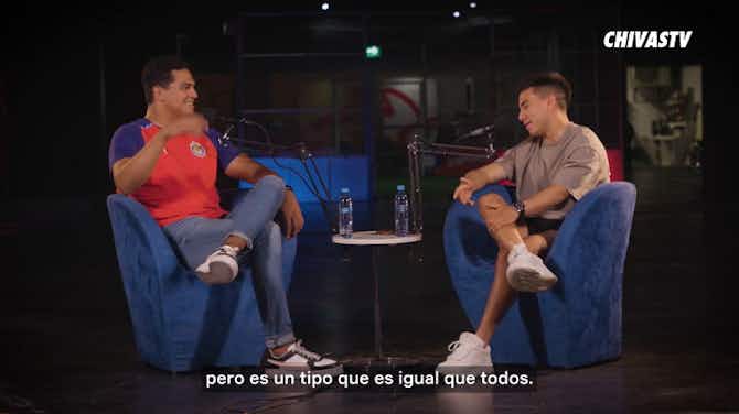 Preview image for 'Nene' Beltrán describe la relación de 'Chicharito' con el equipo: 'No se siente más que nadie'