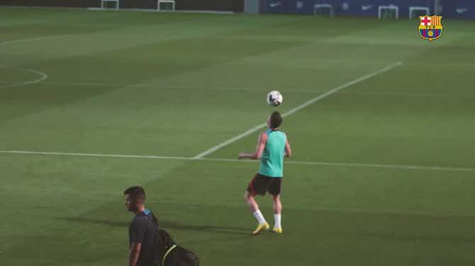 Preview image for Lewandowski practices his amazing tricks after the training session