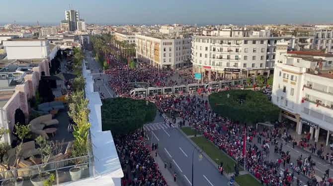 Imagen de vista previa para Locura en las calles de Rabat al paso del bus de la selección