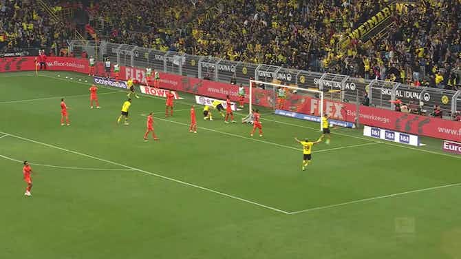 Image d'aperçu pour Marco Reus marque et aide Dortmund à sécuriser la victoire contre Wolfsburg