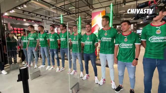 Vorschaubild für Chivas players surprise fans at new kit's unveiling event