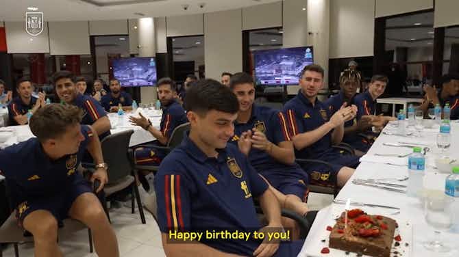 Image d'aperçu pour Pedri celebrates his 20th birthday at the Spanish national team camp
