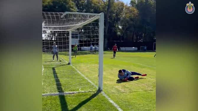Imagen de vista previa para 'Chicharito' se luce con grandes goles en el entrenamiento de Chivas