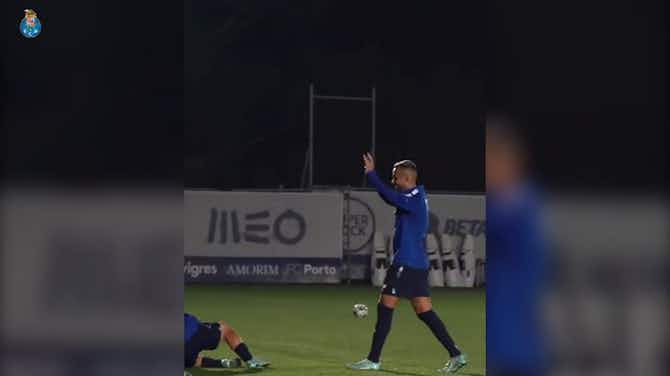 Imagem de visualização para Otávio se joga para fazer gol no treino do Porto e comemora muito