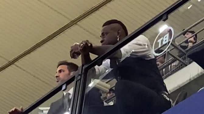 Imagen de vista previa para Mario Balotelli watches his former clubs