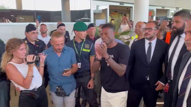 Vorschaubild für Roma-Fans empfangen Wijnaldum am Flughafen 