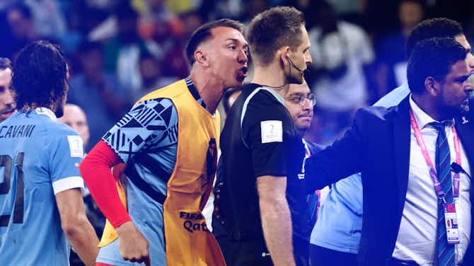 Vorschaubild für Nach Attacken gegen Siebert: FIFA sperrt vier Uruguayer