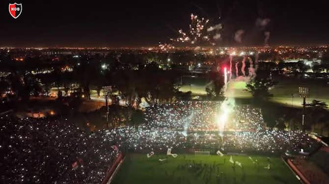 Vorschaubild für Amazing night atmosphere and fireworks show at Newell's stadium
