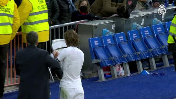 Image d'aperçu pour Luka Modrić offre son maillot à un jeune fan