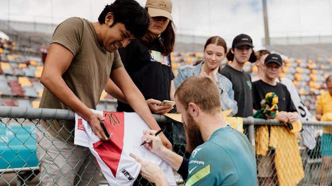 Imagen de vista previa para Hincha peruano hizo firmar su camiseta de la selección por el arquero australiano Andrew Redmayne